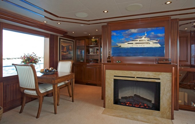 Yacht AMARULA SUN -   Skylounge Fireplace